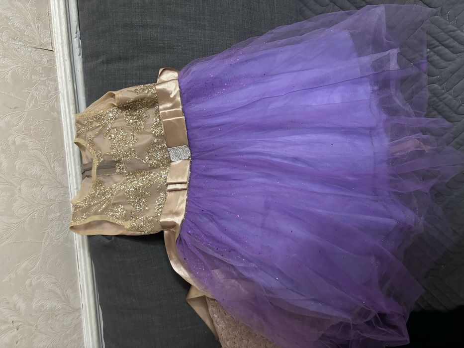 Продам платья на девочку 4-5 лет