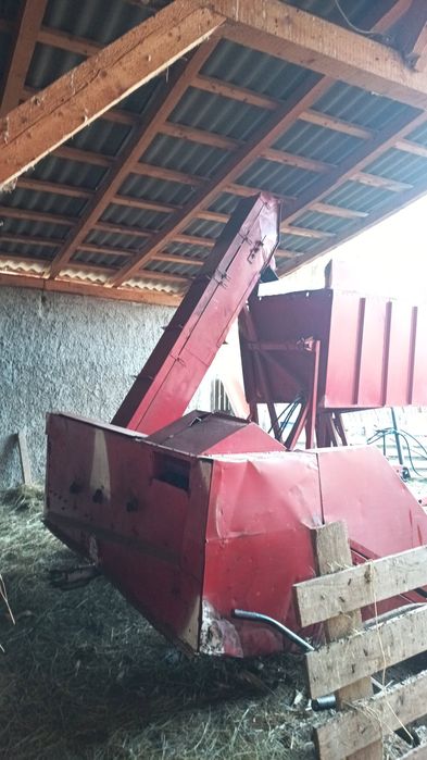 Vând culegatoare de porumb.