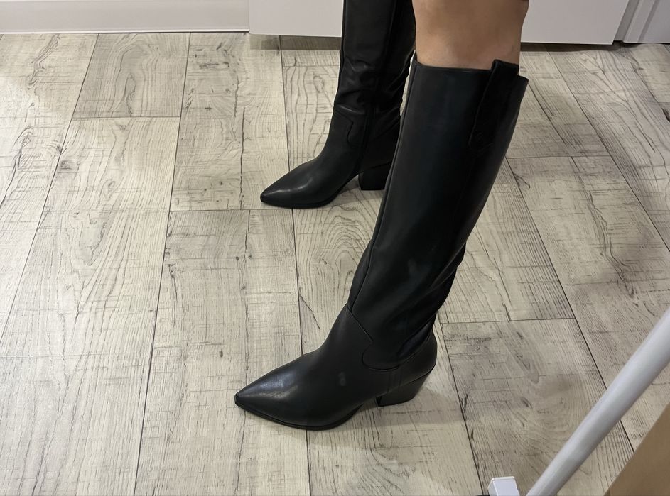 Продаю сапоги осенние кожанные, одевала пару раз. Размер 37.