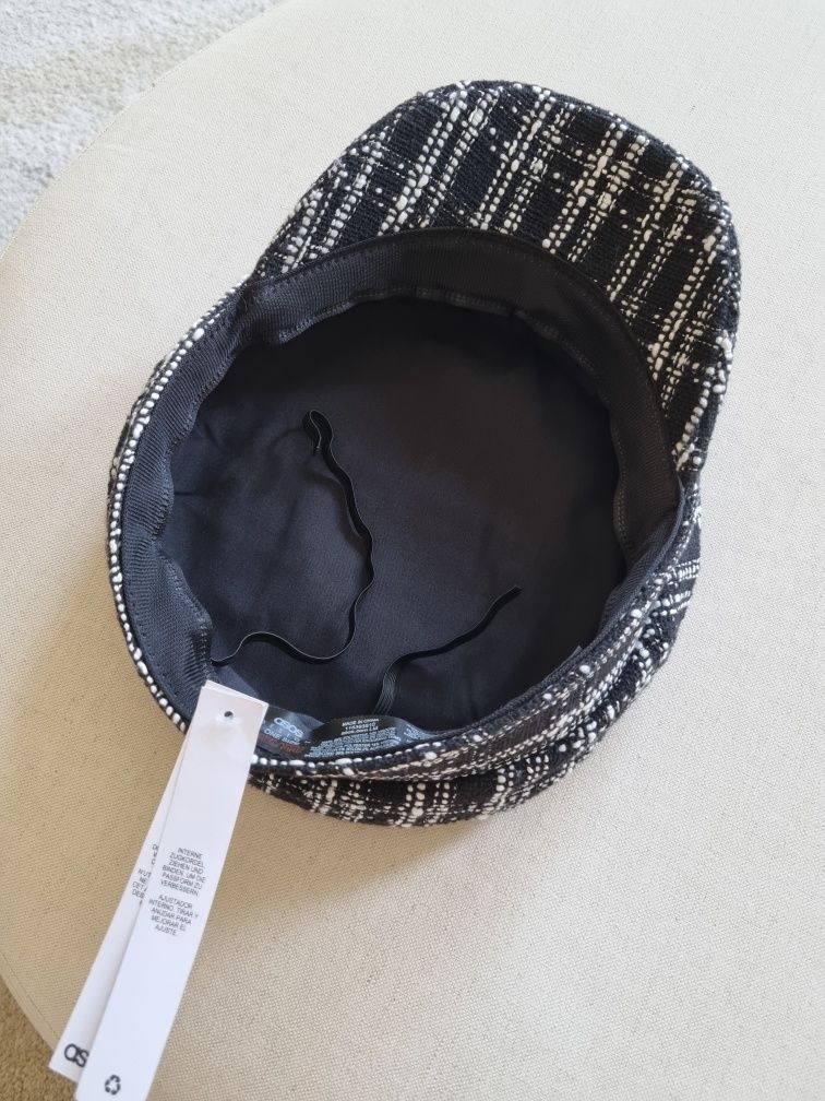 Черна барета М/57-58 размер шапка с козирка плат букле меланж каскет