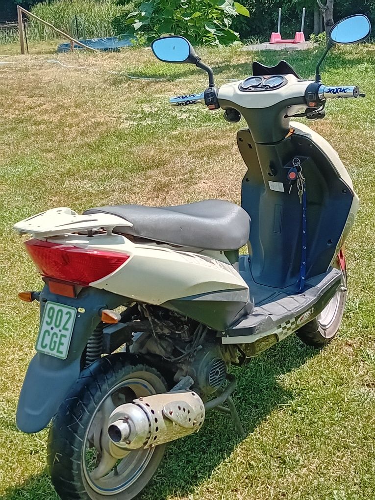Vând scuter pe benzina