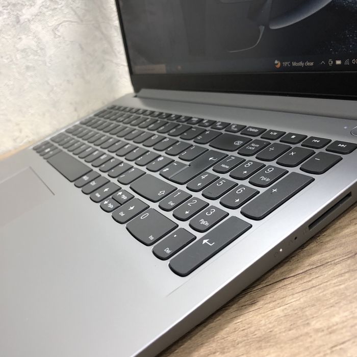 Продаю Офисный Lenovo ideapad Celeron 4/256gb в отличном состоянии!