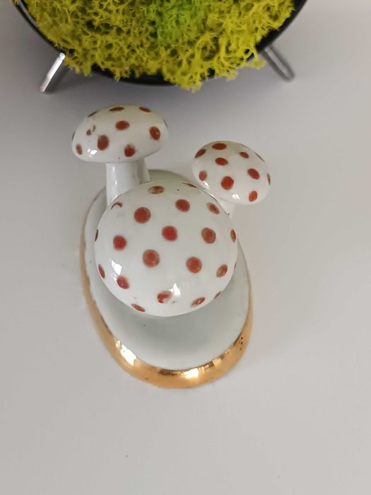 Българска, порцеланова фигурка