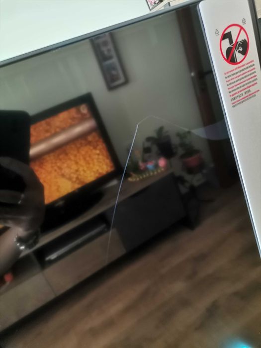 Чисто нов телевизор 50 инча с дефект на дисплея при вадене от кашона