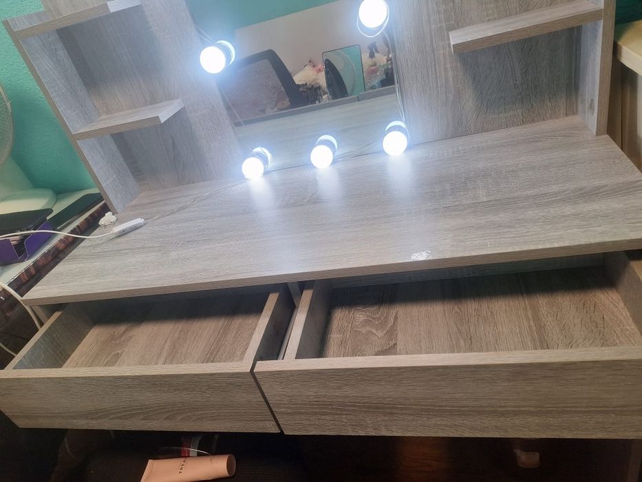 Masă make-up cu oglindă mare si lumini LED