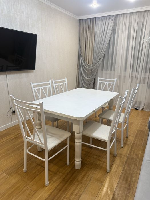 Стол и стулья в хорошем состоянии