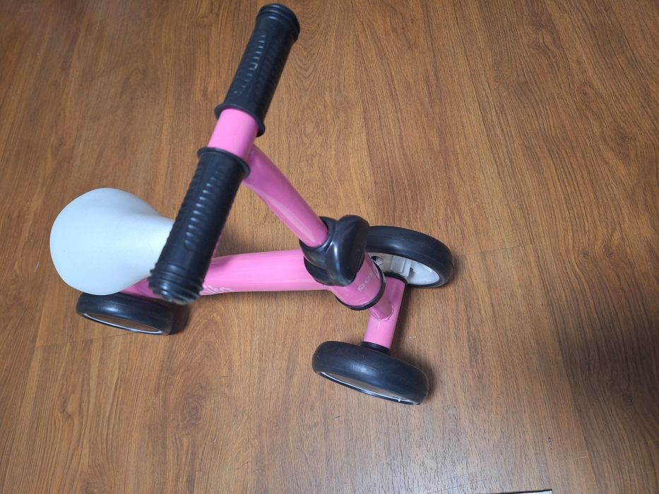 Bicicleta fara pedale si masina