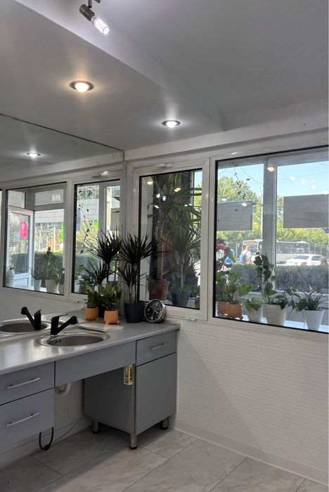 Închiriez posturi în salon: cosmetică și manichiură/pedichiură