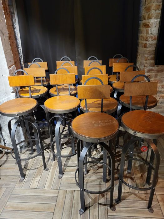 Високи бар маси и столове, ниски маси, кресла, декоративна зеленина