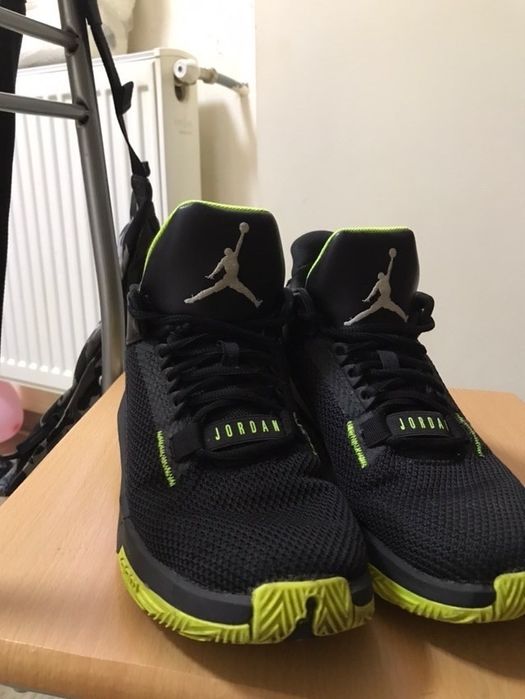 Nike Jordani model 2X3,aproape ca noi