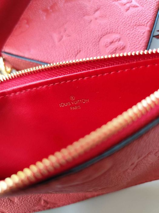 Louis Vuitton Чанта от Емблематичната Релефна Зърнеста Телешка Кожа