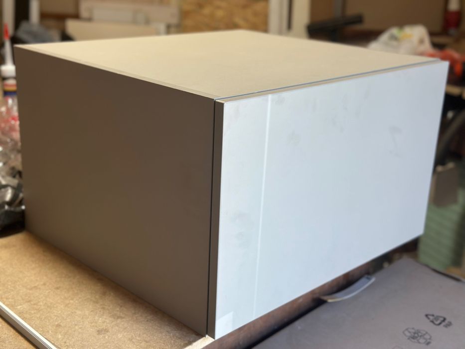 Шкаф с повдигаща врата