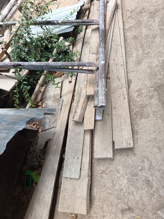 stroykada ishlatiladigan bu tahtalar zinadan chiqqan