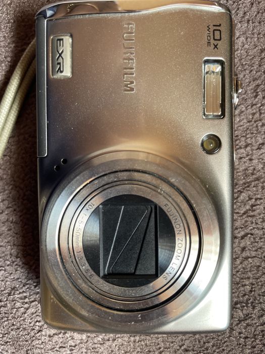 продавам дигитален фотоапарат Fujifilm FinePix F70EXR.