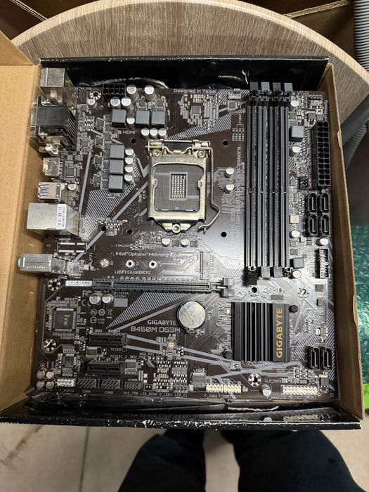 Placa de baza Gigabyte B460M DS3H posibil defect