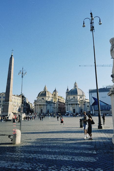 Editez poze , lumini ,sterg detalii ,ajustez formatul ,modific