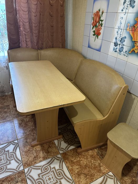 Кухонный уголок и два стула