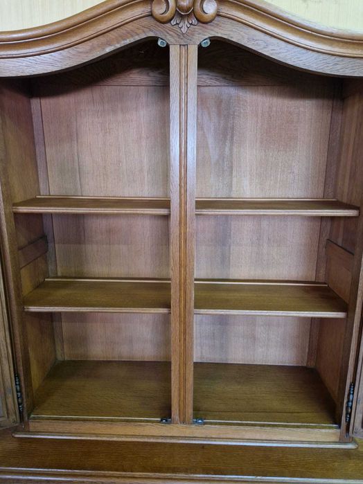 Елегантен витринен шкаф от дъбов масив и дърворезба