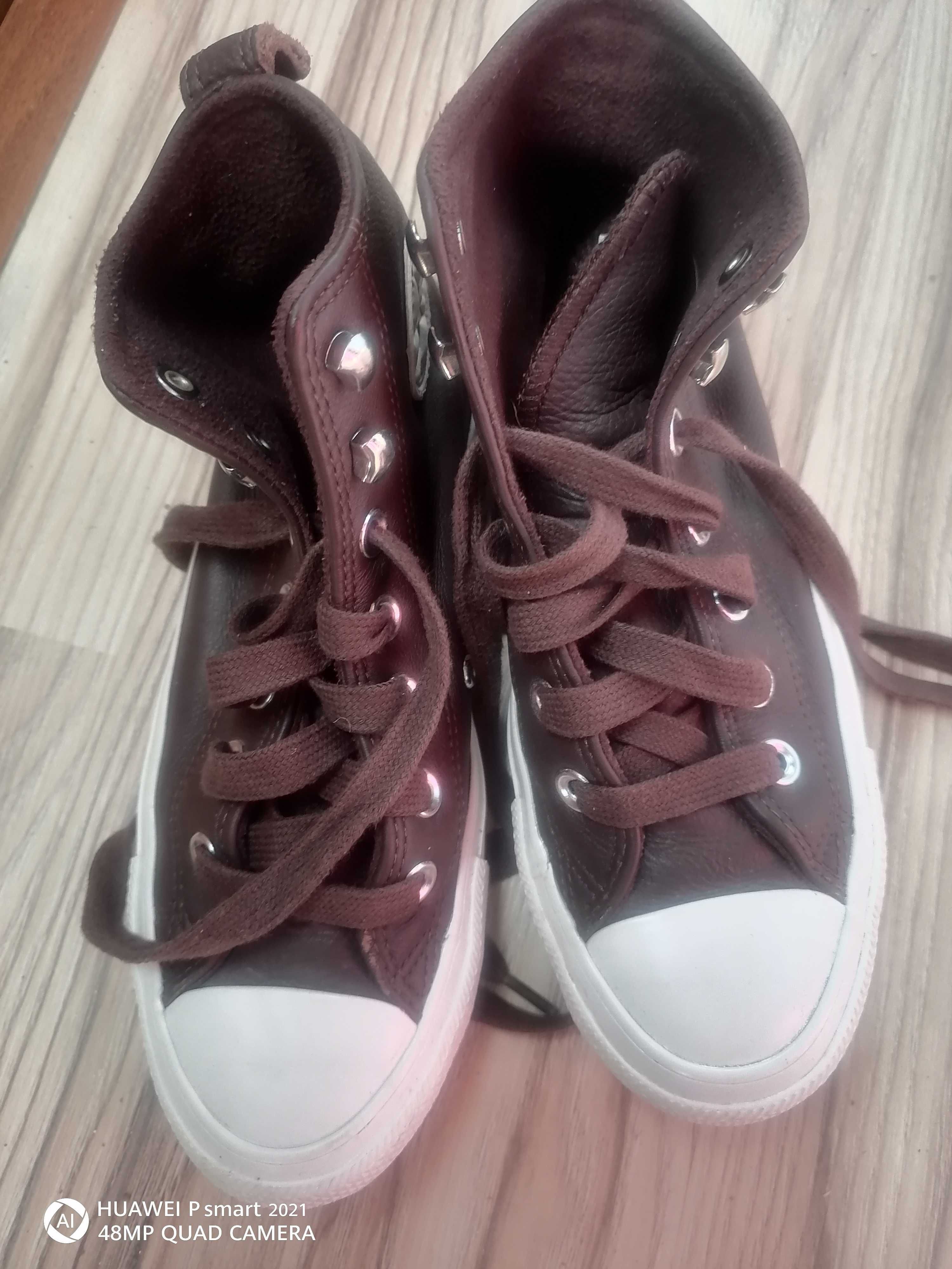 Продавам оригинални кожени кецове Converse