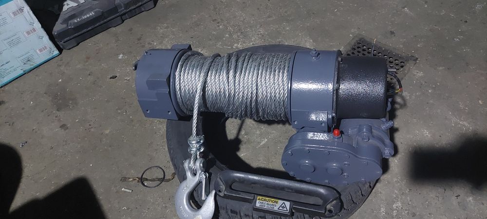 Vând Troliu electric cu reductor marca Ramsey de 6500kg