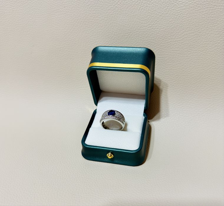 Inel aur alb 18k cu diamante si safir natural