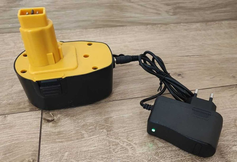 Li-Ion Baterie 14,4V (3Ah) cu încărcător pentru DeWalt