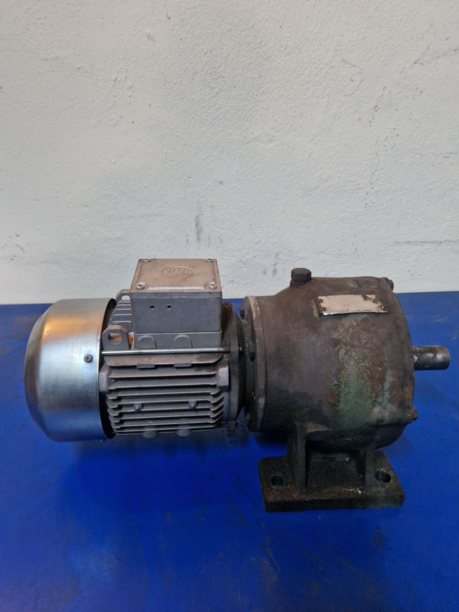 Motor trifazat 0.75kw nou Bronzoni cu reductor