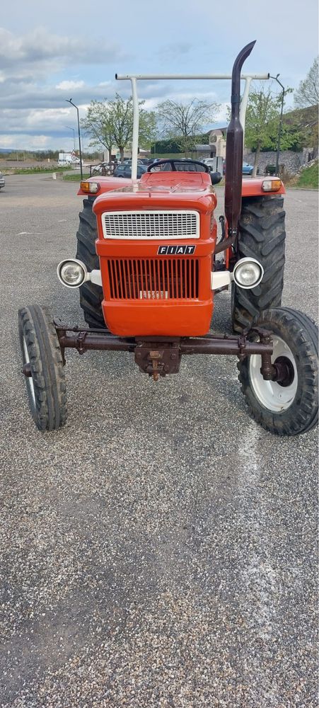 Vând tractor fiat 500