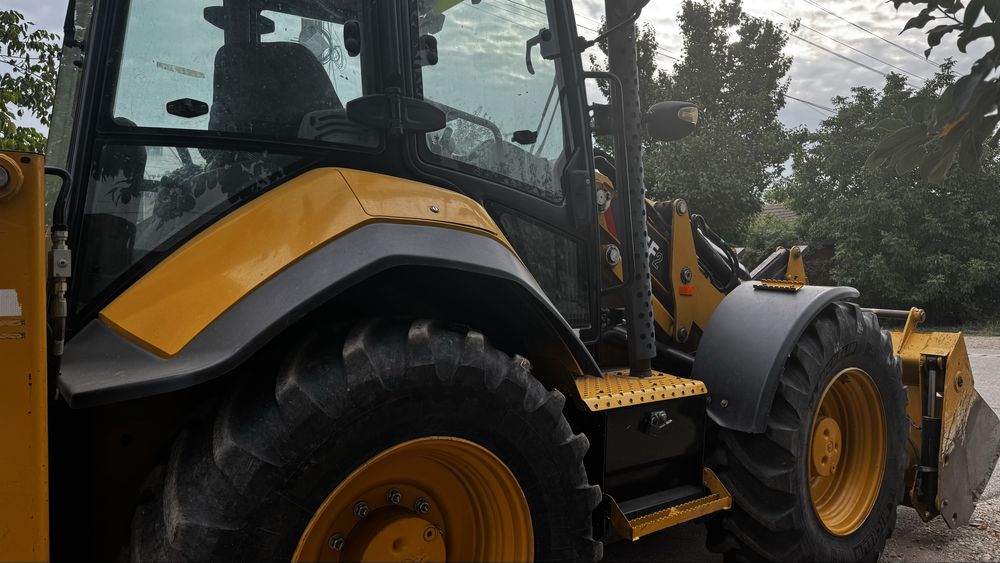 Buldoexcavator caterpillar, buldo cat 444f2, roti egale