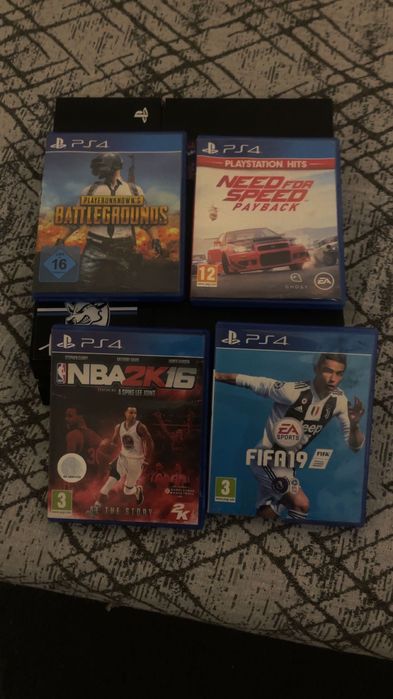 PlayStation 4 с игри и един джойстик