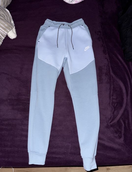 pantaloni nike tech baby blue