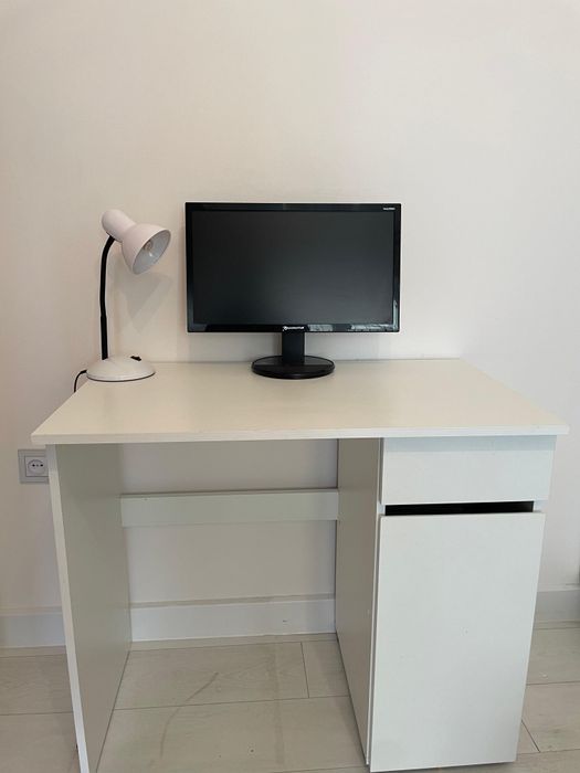 Срочно продам стол письменный и шкаф