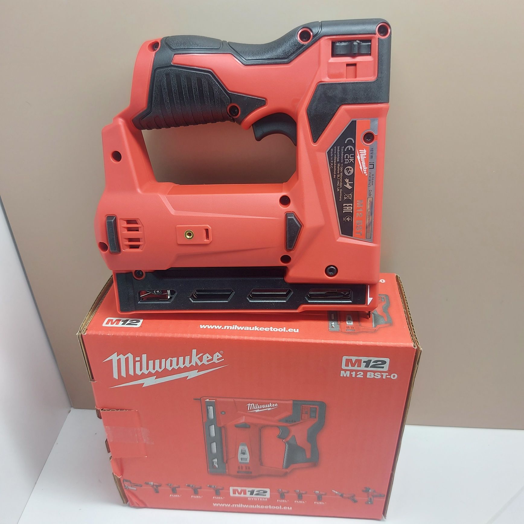 Нов акумулаторен такер Milwaukee M12 BST-0