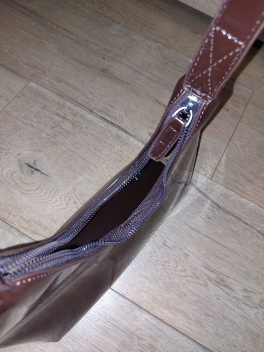 Лачена тъмно кафява дамска чанта