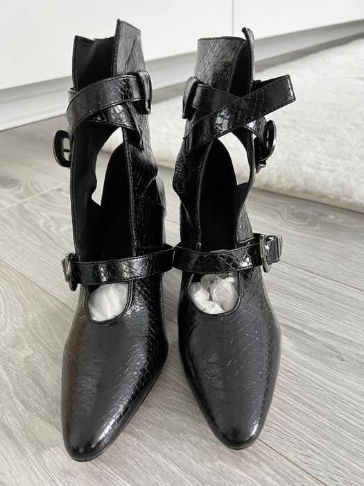 Pantofi Reserved cu decupaje, noi