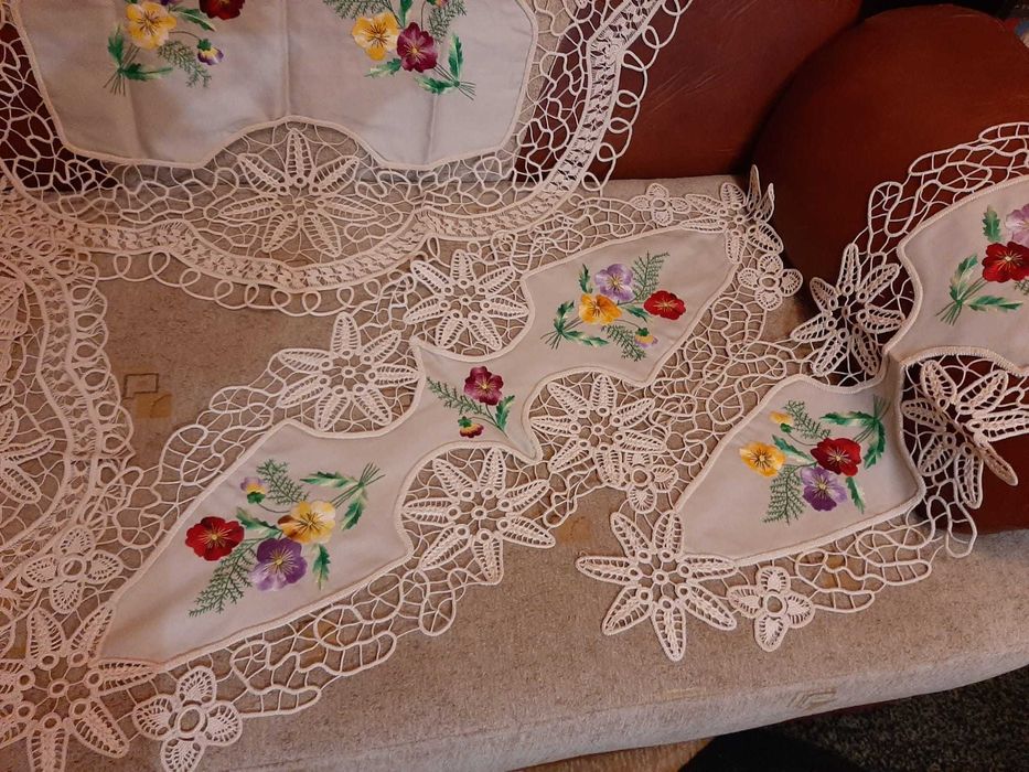 Set 6 mileuri noi din macrame cu insertie brodata manual