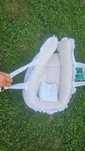 Baby nest cu pernuta si doua fete