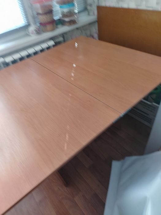 Стол обеденный в хорошем состоянии