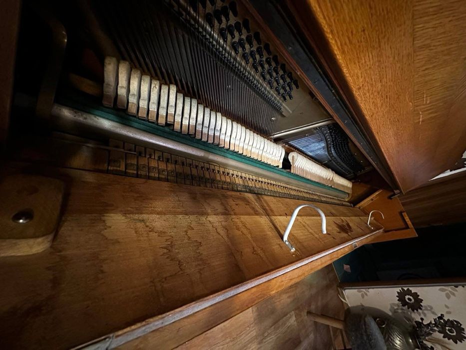 pian rustic cu pedale