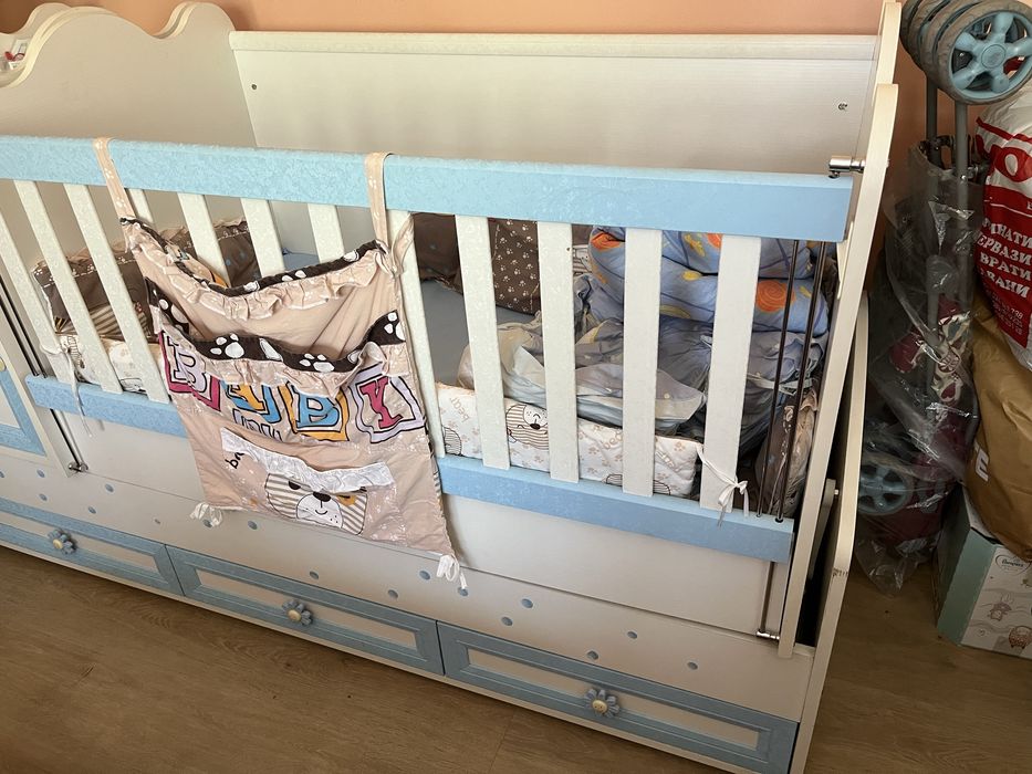 Детска кошара с люлеещ механизъм