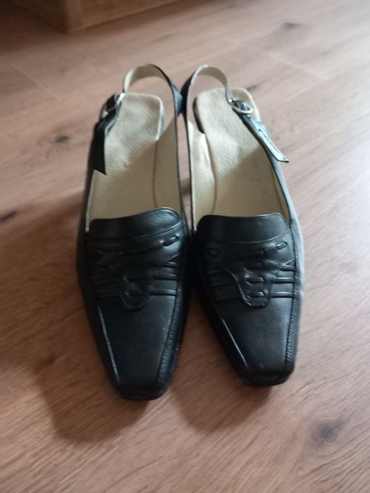 Pantofi noi din piele