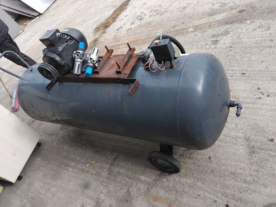 Два броя Компресори по  500литра