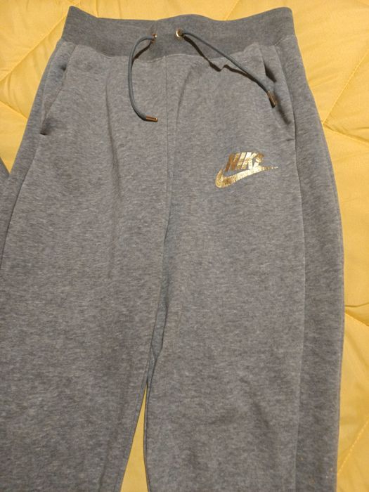 Дамски екип неразличим от нов . Обличан е броени пъти.