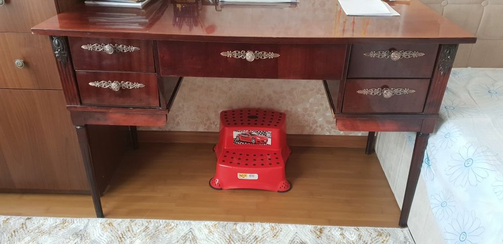 Руминский писменный стол