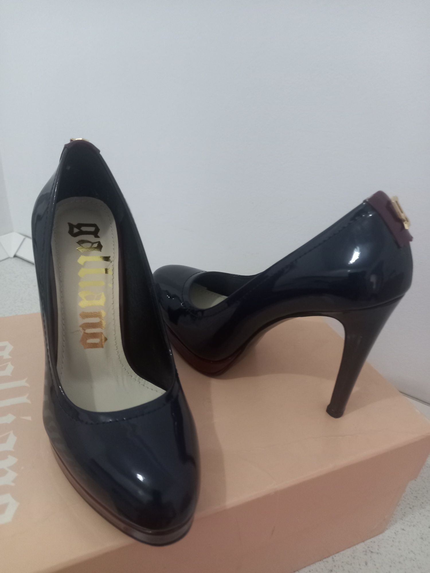 Pantofi noi Galliano nr 36