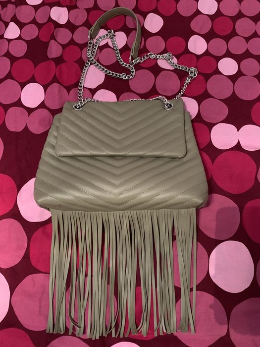 Малка чанта с дълга дръжка и ресни