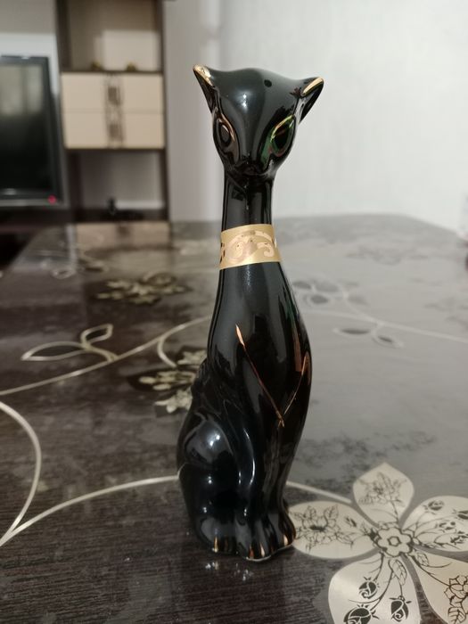 Сувени кошка фарфоровая