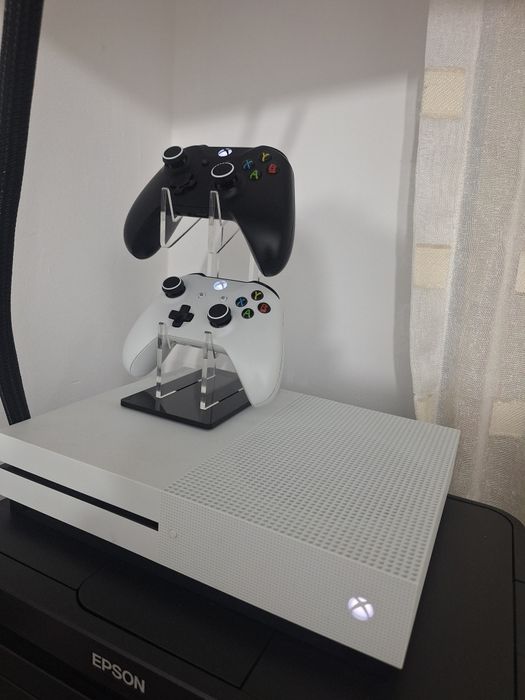 XBOX ONE S 1TB + 2 manete si accesorii