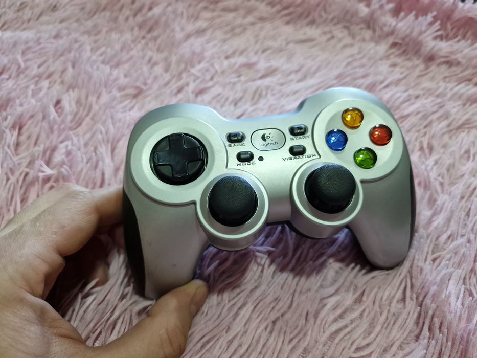 Игровой контроллер Logitech Gamepad F710 джойстик