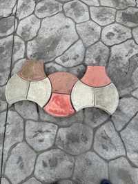 Dale din beton in doua culori